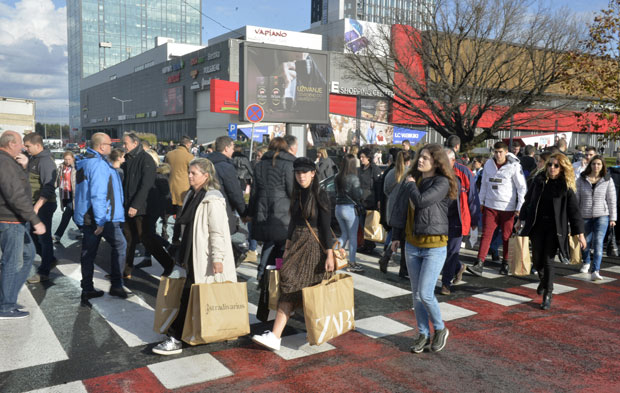 Огромне гужве у продавницама и тржним центрима: Црном петку нису одолели ни Београђани, значајни попусти ипак ретки